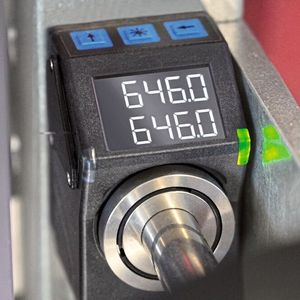Die Positionsanzeige AP05 von Siko mit grünen Status-LED zeigt eine korrekte Maschineneinstellung. 