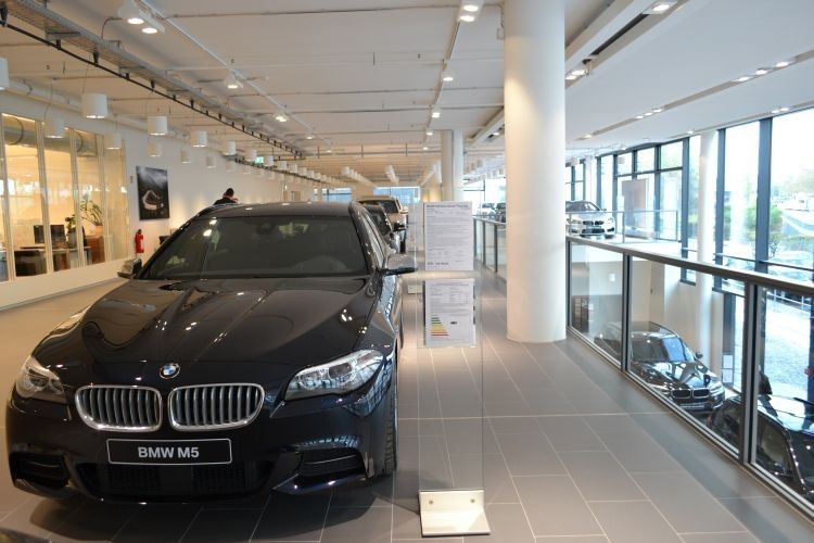 Die Neuwagen-Präsentation zieht sich dabei über mehrere Etagen. (Foto: Hiemann)