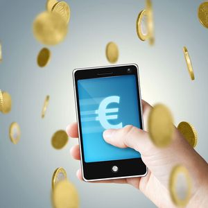 Bei den meisten Mobilfunk-Anbietern sind die Roaming-Konditionen übersichtlich. Üblich sind einheitliche Tarifmodelle für ganze Ländergruppen. Die Kunden müssen sich nicht bei jedem Grenzübertritt auf andere Minutenpreise einstellen. Dabei kooperieren viele Anbieter mit ausländischen Partnernetzen, in denen die Tarife vergleichsweise niedrig sind. Zudem bieten die Mobilfunkbetreiber zunehmend zeitlich begrenzte Datenflatrates für Urlaub und Geschäftsreisen an. In diesem Fall lohnt es sich, die automatische Netzwahl im Handy abzuschalten und das Partnernetz manuell zu wählen. Innerhalb der EU gelten ohnehin die oben genannten Preisgrenzen für abgehende und ankommende Gespräche. Weitere Details können die Nutzer auf der Internet-Seite ihres Anbieters oder bei der Service-Hotline erfahren. Der Kundendienst kann zudem prüfen, ob die Mobilfunkkarte für Gespräche im Ausland freigeschaltet ist. Bei Prepaid-Karten von Discountern kann es Einschränkungen geben.