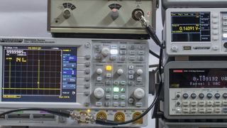 Tücken beim Messen: Moderne Labor-Multimeter in einem Testaufbau für die Messung der Bandbreite. (Bild: Kuhn, Hoschule Albstadt-Sigmaringen)