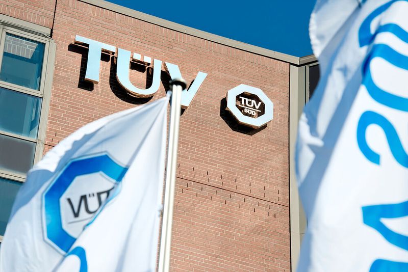 TÜV Süd (Halle 4, Stand 149) informiert über aktuelle EU-Regulierungen im Bereich Cybersecurity und unterstützt Unternehmen bei der Umsetzung des Cyber Resilience Act (CRA), der NIS-2-Richtlinie und der Radio Equipment Directive (RED). (Bild: TÜV Süd)