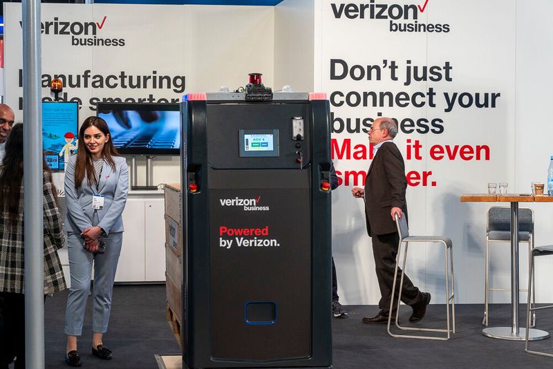 Bei Verizon stand der Mobilfunkstandard 5G im Zentrum des Messeauftritts. Am Stand konnten sich Besucher und Besucherinnen daher unter anderem darüber informieren, wie ein privates 5G-Netz in Kombination mit Mobile Edge Computing KI-gestützte Videoanalysen nahezu in Echtzeit ermöglicht. (Bild: Vogel Communications Group)