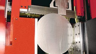 Bild 1: Um das geeignete Sägeband auszuwählen, muss eine Vielzahl von Faktoren berücksichtigt und gewichtet werden. Stellt man einen Faktor zu sehr in den Vordergrund, wird selten die maximal mögliche Wirtschaftlichkeit erreicht. (Bild: Amada)