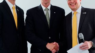 Dr. Andreas Jäger (Mitte) übergibt die Leitung an die neuen Geschäftsführer: Künftig sind Joachim Salewski (links) und Thomas Ottawa (rechts) gemeinsam verantwortlich für die „Parker Hannifin Auto-Tech Composites GmbH“. (Parker Hannifin)