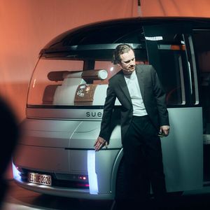 Alexander Uedelhoven, Projektleiter des bayerischen Entwicklungsdienstleisters UE Studios, erläutert das SUE-Konzept: „Wir haben SUE von Grund auf neu entwickelt und gestaltet, um der Fortbewegung von morgen ein Gesicht zu geben.“  (Bild: UE Studiost)