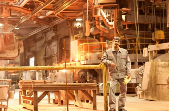 Mewa bietet Schutzkleidung an, die unter der aluminisierten Kleidung oder von Beschäftigten, die nicht direkt am Abstich arbeiten, getragen werden kann. Mewa bietet Schutzkleidung an, die unter der aluminisierten Kleidung oder von Beschäftigten, die nicht direkt am Abstich arbeiten, getragen werden kann.