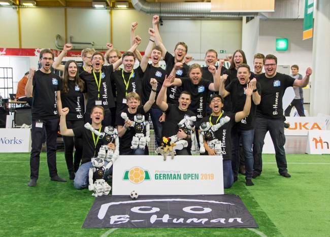 Das Team B-Human feiert den Sieg der Robocup German Open.  (RoboCup German Open Winners / Judith Müller / CC BY-SA 4.0)