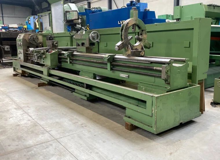 Auch Drehmaschinen sind momentan bei Surplex im Auktionsgeschehen. Unter anderem diese Spitzendrehbank von Ucimu ... (Bild: Surplex)