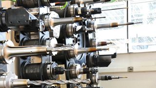 Bild 1: Weit mehr als 100 Werkzeuge, teilweise mit Längen von mehr als 1400 mm, setzt Baker Hughes für die Fertigung von Untertagemessgeräten ein. 50 % davon sind in Haimer-Aufnahmen eingeschrumpft. (Bild: Haimer)