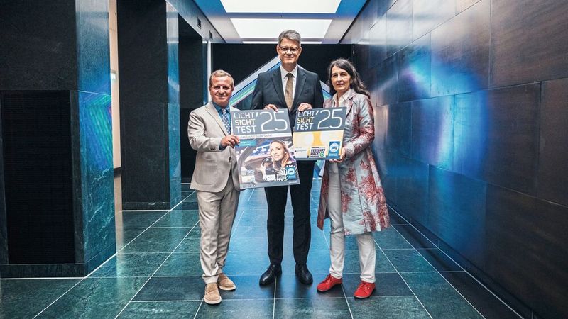 Präsentierten im Bundesverkehrsministerium die neue Licht-Sicht-Test-Plakette: (v. l.) ZDK-Präsident Thomas Peckruhn, Bundesverkehrsminister Patrick Schnieder und DVW-Präsidentin Kirsten Lühmann. (Bild: Julian Osswald)