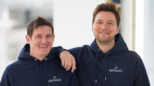 Marc Tuscher (l.) und Ralf Gulde wollen mit ihrer KI-Technologie neue Maßstäbe nicht nur in der Logistik setzen.(Bild:  Sereact)