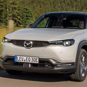 Mazda hat mit dem MX-30 ein etwas eigenwilliges E-Auto-Konzept vorgestellt.(Bild:  Mazda)