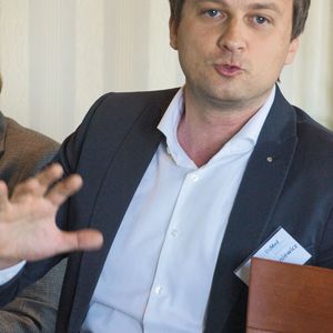 Für Prof. Dr. David  Matusiewicz, Inhaber des Lehrstuhls für Gesundheitsmanagement an der FOM Hochschule für Ökonomie und Management in Essen, zählen Taschenuhren zu den Vorläufern heutiger Wearables.