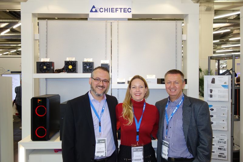 Hannah Lamotte, IT-BUSINESS, mit den Chieftec Jungs (l.) Antonio Navarro und Andreas Zymla. (Bild: IT-BUSINESS)