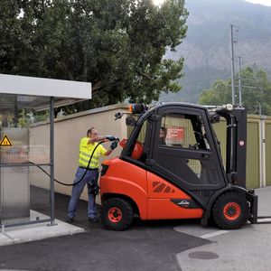 Aufgrund der Umstellung von 13 Diesel- auf Flüssiggasstapler tätigte Lonza AG die Investition in eine eigene Tankstelle auf dem Firmengelände.