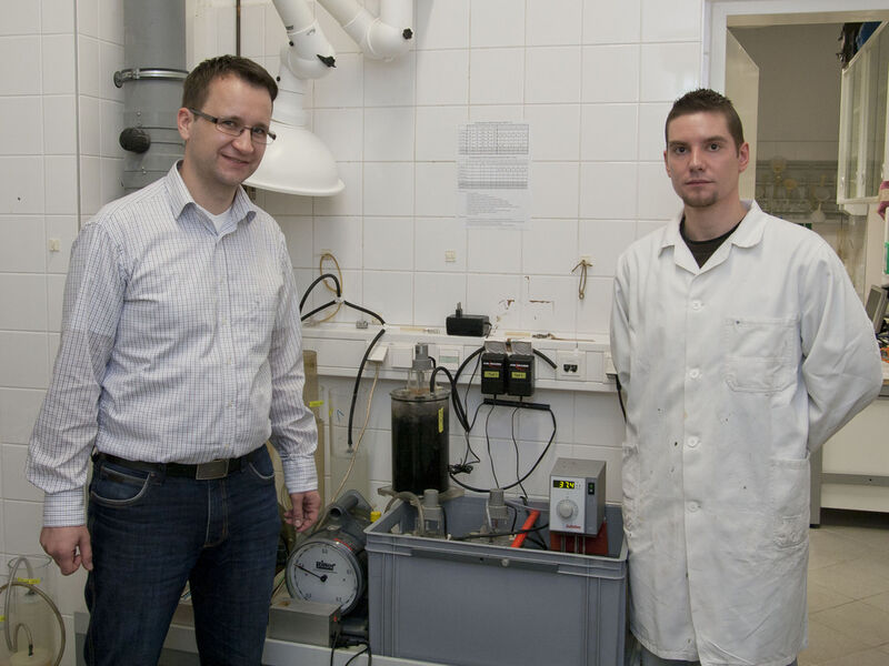 Markus Reichel (li.) und Thomas Baumgartner (re.) erforschen wie der Faulungsprozess in dickerem Klärschlamm optimal gesteuert werden kann. (Bild: Hauptkläranlage Wien)