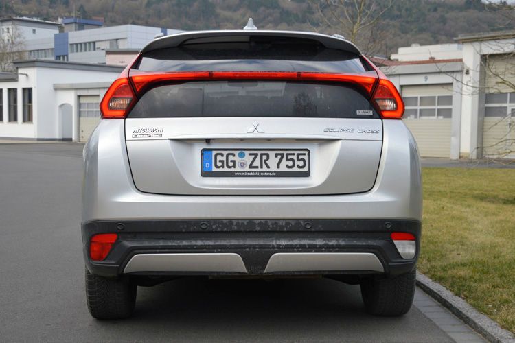 Die dritte Rückleuchte teilt die Heckscheibe und versperrt dadurch die freie Sicht nach hinten. (Bild: Schreiner/»kfz-betrieb«)