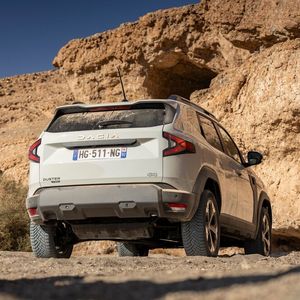 Staubige Sache: 21 Zentimeter Bodenfreiheit und Böschungswinkel von 31 und 36 Grad sind offroad hilfreich.(Bild:  Dacia)