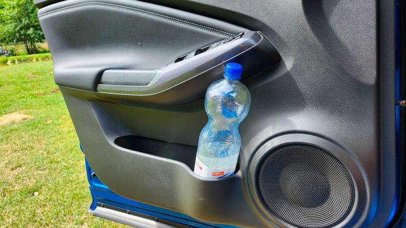 Die Türtaschen fassen problemlos selbst 1,5-Liter-Flaschen. (Bild: Rosenow – VCG)