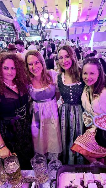 Besa (IT-BUSINESS) feiert mit Diana Sauerbrey und ihren Acronis Kolleginnen. (Bild: Vogel IT-Medien)
