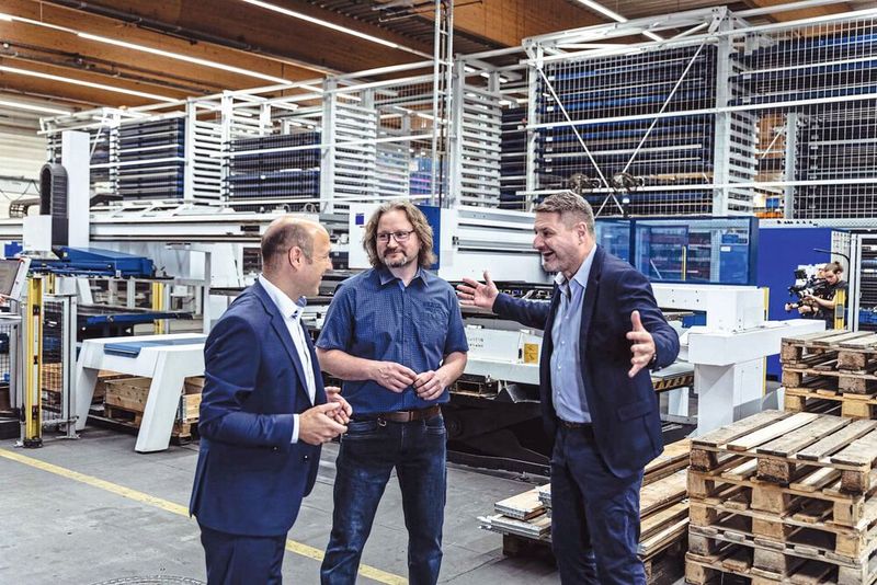 Ein gutes Team: Der Trumpf Vertriebsbeauftragte Uwe Roll (links) begleitete Tim Ungerer (rechts) und Stefan Pollanka (mittig) von der Merz GmbH während des kompletten Automatisierungs- und Digitalisierungsprozesses. (Bild: Trumpf)
