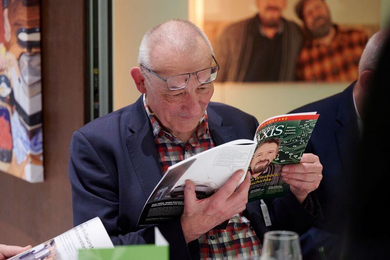 Impressionen vom ELEKTRONIKPRAXIS Frühlingsfest 2023 im Ketterer Kunst mit der Verabschiedung von Johann Wiesböck.  (Bild: © EYE AM CHRIS)