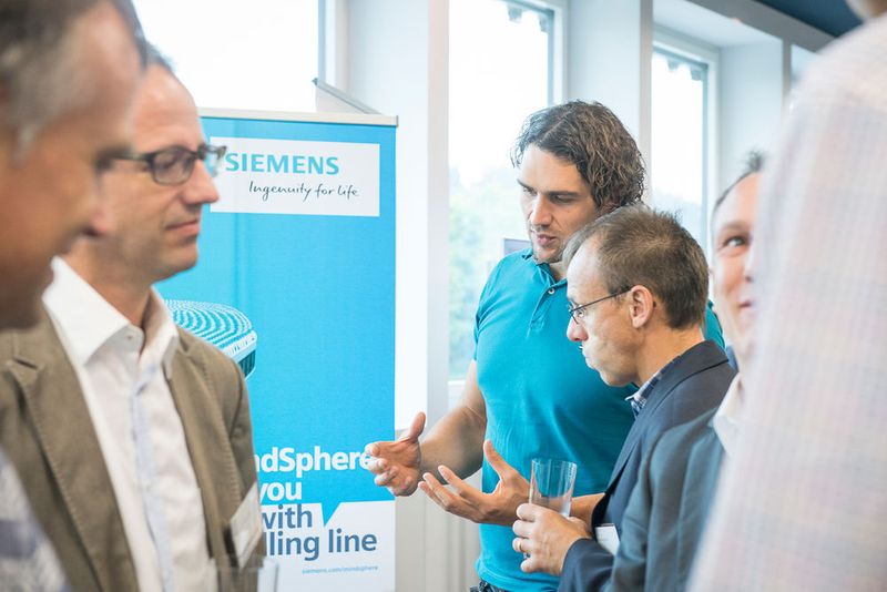 An den Ständen der Aussteller wurde rege diskutiert. (Thomas Entzeroth)