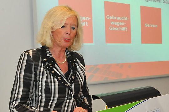 Marion Johl, Generalbevollmächtigte und Vertriebsleiterin Kfz der Santander Consumer Bank, machte den Zuhörern bewusst, wie sich der Autoverkauf mit Finanzdienstleistungen optimieren lässt. (Archiv: Vogel Business Media)