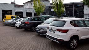 Alle Kundenparkplätze besetzt? Vor allem in Markenautohäusern wird es für die Kunden immer schwieriger, einen Werkstatttermin zu bekommen. (Bild: Rosenow – VCG)