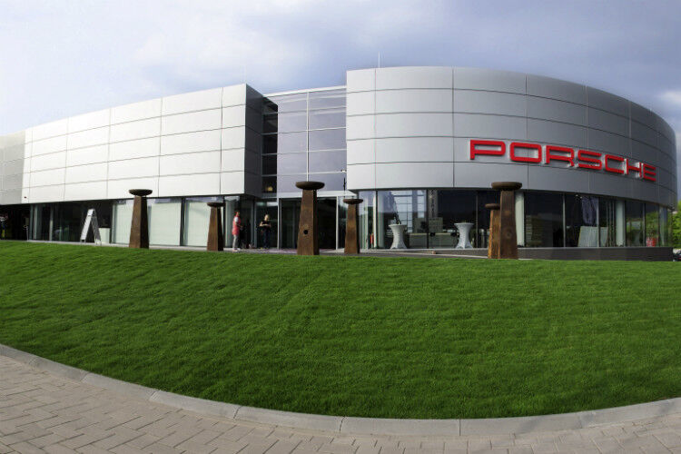 Bereits 2012 begannen die Bauarbeiten an dem Standort. Im neuen Porsche-Zentrum arbeiten 72 Beschäftigte, zehn mehr als bislang. (Foto: Porsche-Zentrum Mannheim)
