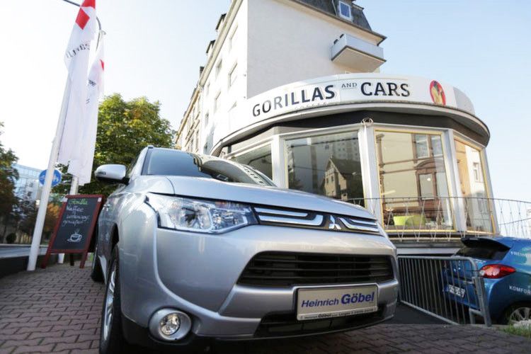 Erfolgreich gestartet: Das Konzept „Gorillas and Cars“ steht für die Kombination von Café-Lounge und Auto-Showroom. (Foto: Atrium Living Pictures)