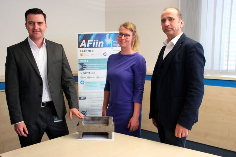Startschuss für das Verbundprojekt AFiin: (v.l.n.r.): Ronny Sembol ÜProjektleiter Additive Fertigung bei MCR Engineering Lausitz, Leonie Liemich, Projektkoordinatorin Lausitz – Life & Technology, Sebastian Fritzsche vom Lehrstuhl Füge- und Schweißtechnik der BTU. (Bild: J. Pfeiffer/VCG)