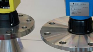 2. Preis beim Plagiarius 2005: Ein Füllstand-Messgerät der Vega Griesbacher KG (l.), rechts das Plagiat aus China. (Horn)