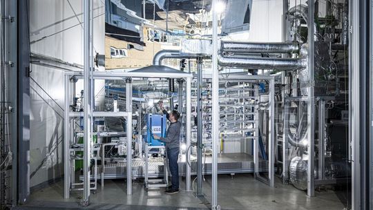 Die Necoc-Versuchsanlage am KIT produziert festen Kohlenstoff aus klimaschädlichem CO2.(Bild:  KIT/ Markus Breig)