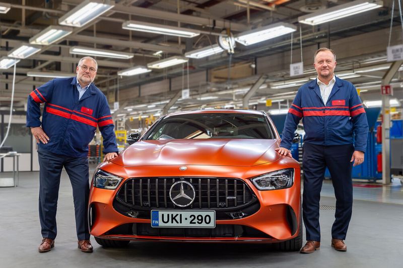 Produktionsstart des Mercedes-AMG 4-Türer Coupé im Valmet-Werk Uusikaupunki (v. l.): CEO Olaf Bongwald; Pasi Rannus, Senior Vice President Vehicle Contract Manufacturing.(Bild:  Valmet Automotive/Rami Nummelin)