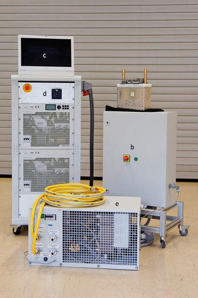 Bild 3: Die Komponenten des mobilen Large mit einer 150-mm-Large-Plasmaquelle: a) Large Plasmaquelle, b) Steuerschrank, c) Bedienpanel, d) Stromversorgung, e) Wärmetauscher. (Bild: Fraunhofer-IWS)
