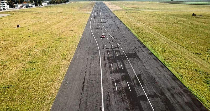 In der Testumgebung gibt es viel Platz, sodass mögliche Aussetzer keine schlimmen Folgen haben. (Bild: EuroNCAP)