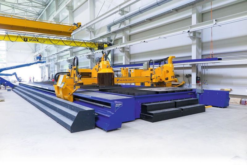Multifunktionales Schneidzentrum mit zwei Plasma­brennern, Bohr- und  Fas­aggregat und 21 000-mm-x-3500-mm-Arbeitsbereich. (Microstep Europa GmbH)