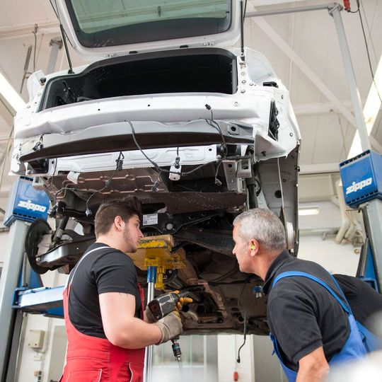 Wer einen Auszubildenden aus einem insolventen Betrieb übernimmt, soll eine Prämie bekommen.(Bild:  ProMotor)