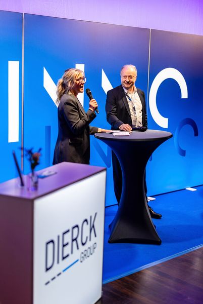 Eröffnungsmoderation durch Meike von der Goltz und Wolfgang Ehrk (CEO Dierck Group) (Bild: Dierck Group)