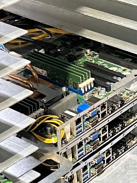 Die zusammengebauten Server lassen sich einfach in die Fächer des #autonomous rack' schieben. Im Rechenzentrum werden sie den Fächern entnommen und in ein bereits platziertes, baugleiches Rack geschoben. Das Ankuppeln an die Wasserversorgung geschieht per Klick-Verschluss. So ist eine Wartung jederzeit möglich, weil sich wartungsbedürftige Knoten einfach abstecken und herausziehen lassen.  (Bild: Ostler/Vogel IT-Medien GmbH)