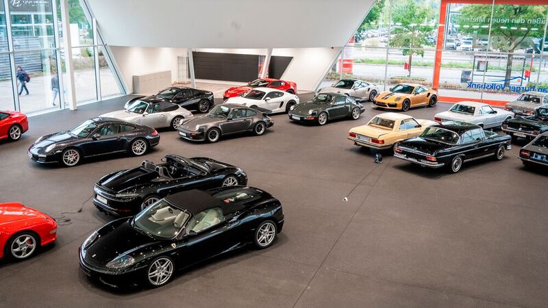 Im Inneren präsentiert das markenunabhängige Unternehmen exklusive Sport- und Luxuskarossen. (Bild: David Finest Sports Cars)