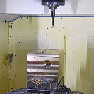 Werkzeugmaschinen sind nur dann produktiv, wenn sie unter Span stehen und nicht zum Einmessen von Werkzeugen verwendet werden. Daher setzt SAB auf das Werkzeugvoreinstellgerät «Uno Autofocus», das über eine von Haimer entwickelte Schnittstelle mit der Werkzeugverwaltung X-MSK kommuniziert. (Bild:  Haimer)