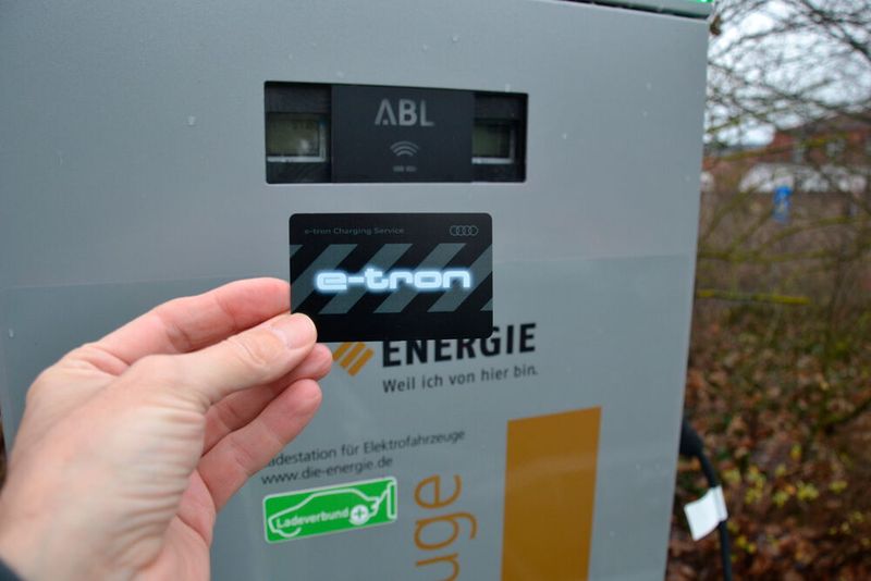 … E-Tron-Karte der Ladevorgang starten. (Bild: Michel/»kfz-betrieb«)