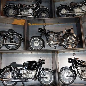 Quasi lückenlos präsentiert das Museum das BMW-Modellprogramm von Beginn der Zweiradproduktion bis in die Siebzigerjahre hinein.(Bild:  Dominsky – VCG)