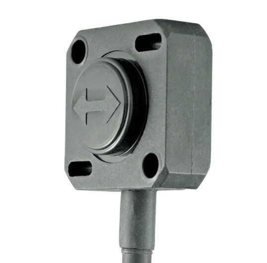 Die QG-Reihe mit den Beschleunigungssensoren vor DIS Sensors (SPS 2019: Halle 4A, Stand 221) misst die Beschleunigung auf ein, zwei oder drei Achsen. Diese Produkte basieren auf der robusten MEMS-Technologie, bei der in einem mikromechanischen Sensorchip Kapazitätsunterschiede in analoge Spannung umgesetzt werden. Diese analoge Spannung ist proportional zur Beschleunigung, welcher der Sensor ausgesetzt wird. Das modulare Konzept ermöglicht es, die Sensoren einfach an spezifische Wünsche anzupassen. Abgesehen von mit Kunststoffgehäuse ist die Accelerometer auch mit einem Aluminium- oder Edelstahlgehäuse erhältlich. Da diese Beschleunigungssensoren eine höhere Bandbreite haben als Inklinometer, können sie die g-Kräfte schnellerer Bewegungen genau messen. (DIS)