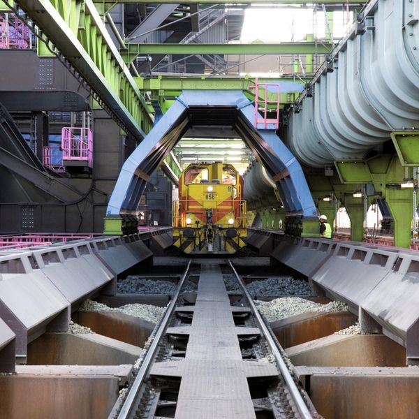 A worldwide unique mobile high-performance dust removal facility for railcar unloading jointly developed by Thyssenkrupp Uhde Engineering Services and Thyssenkrupp Steel Europe has been in operation since January 2008 on the elevated railway bunker unit in the blast furnace operations at Duisburg-Hamborn in Germany. (Picture: Thyssenkrupp Uhde Engineering Services)