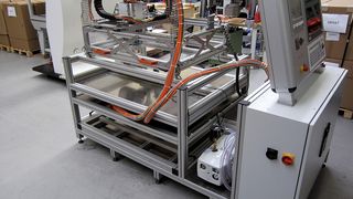 Für das automatisierte Schäften wurde eine mobile Fräsmaschine entwickelt, die mithilfe von Sauggreifern an der Reparaturstelle angebracht wird. Ein Transportgestell sorgt für schnelle Verfügbarkeit. (Bild: Primacon)