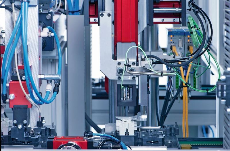 Platzsparende, kompakte Bauweise der Kleinkraft­sensoren für optimale Integration ins Maschinendesign. (Kistler)
