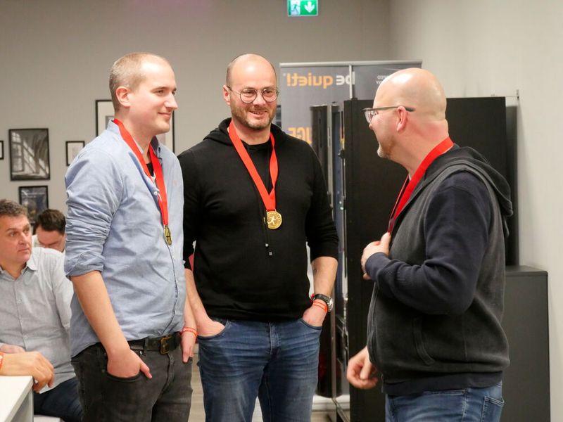 Beim Boßeln hat jeder gewonnnen: David Birr (Markensturm), Holger Kuhn (UL-Benchmarks) und Horst Günther (Zotac) (Bild: Agando/Source IT Distribution GmbH)